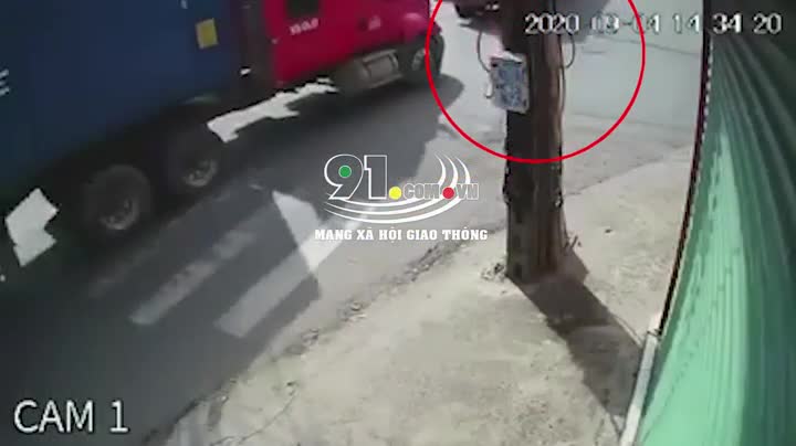 Hai người phụ nữ bị container cán tử vong