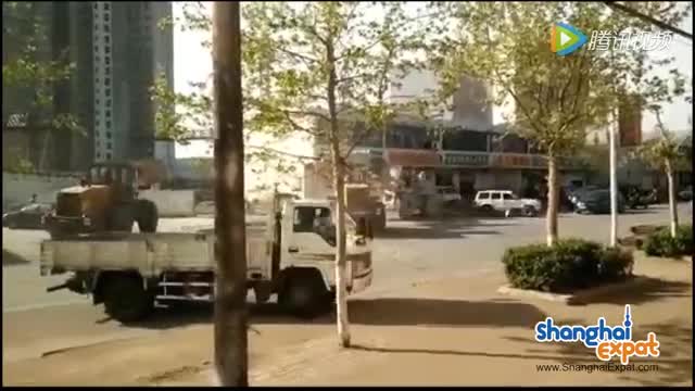 6 máy xúc dàn trận đánh nhau như phim hành động