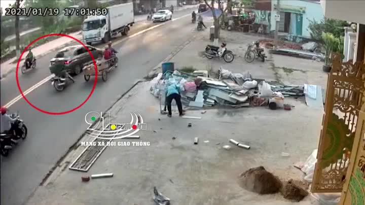 Bị ô tô va trúng, nam thanh niên tử vong thương tâm
