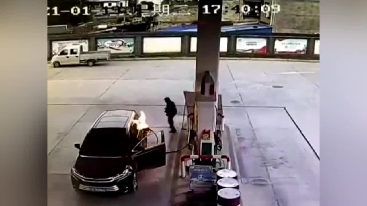 Tài xế nhảy dựng lên vì ô tô bốc cháy trong lúc đổ xăng