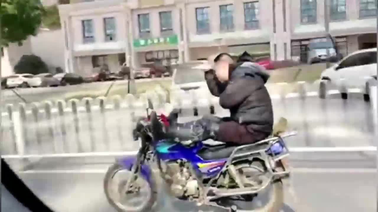 Thanh niên ngỗ ngược vừa múa quạt vừa lái xe bằng chân