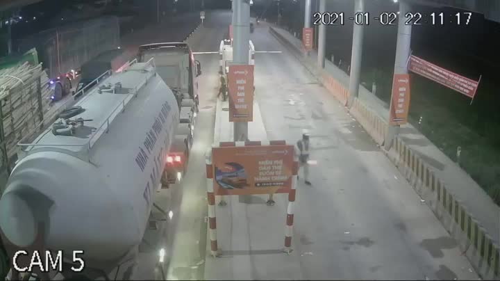 Bị nhắc nhở, người đàn ông cầm dao đâm trúng ngực nhân viên thu phí
