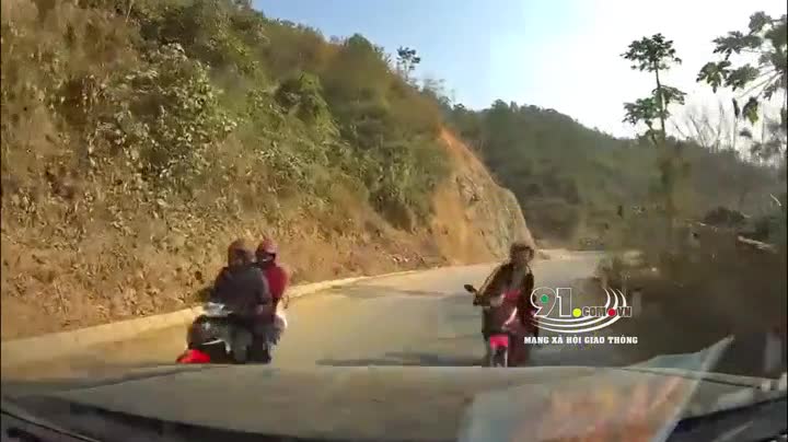 Xe máy chạy lấn làn, tông thẳng vào đầu ô tô