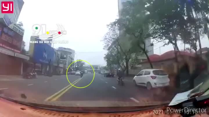 Nữ ninja chạy lấn làn, đâm trực diện vào đầu ô tô