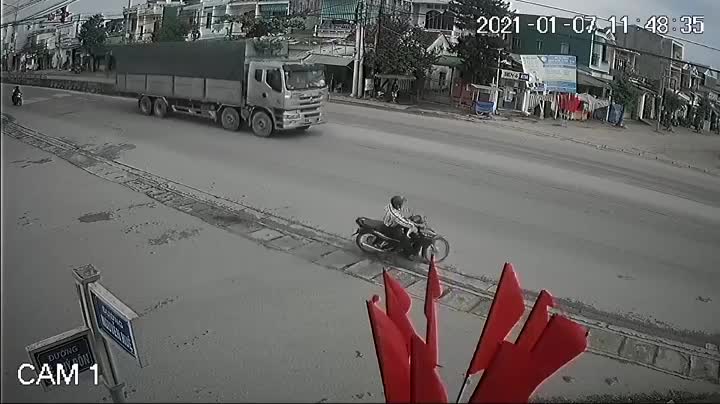 Người đàn ông bẻ lái tự cứu mạng trong tích tắc