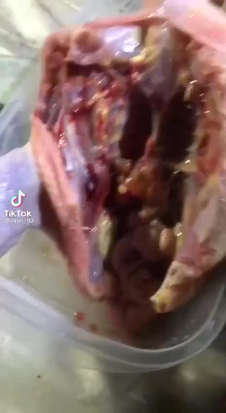Mổ bụng gà trống, cô gái sốc nặng vì chi tiết cực khó tin