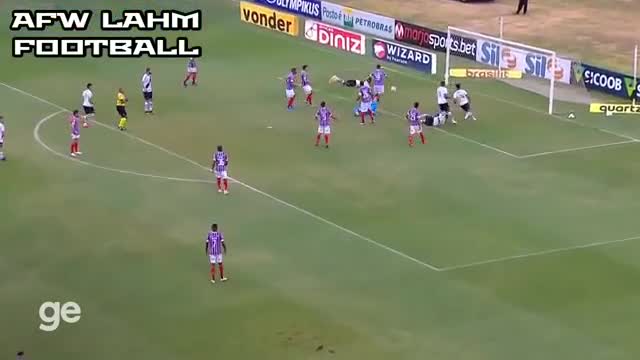 Hãi hùng khi thủ môn bị đạp trúng mặt, phải nhập viện gấp