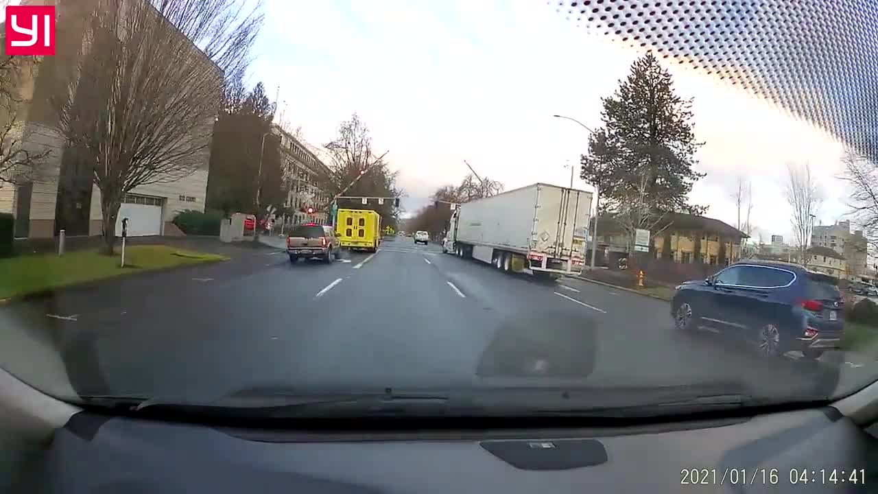 Tàu đâm văng xe container vượt đường ray