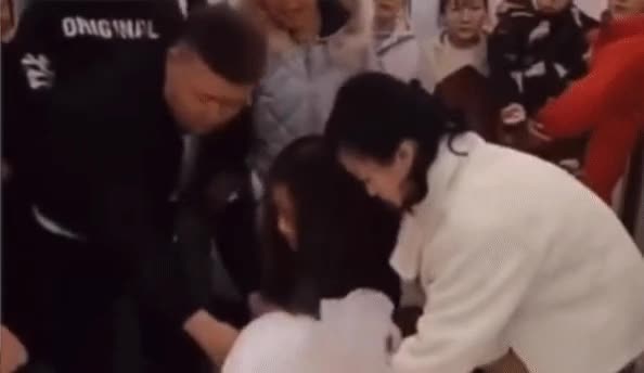 Cô dâu bị khách nam đè xuống giường, thái độ của chú rể gây phẫn nộ
