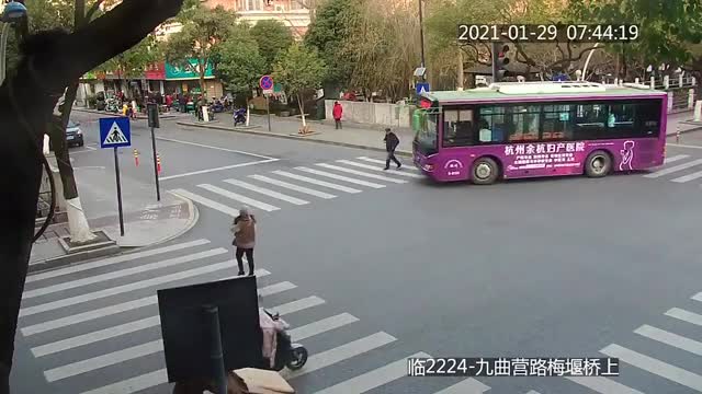 Người dân hợp sức nâng xe buýt giải cứu người đàn ông bị cuốn vào gầm