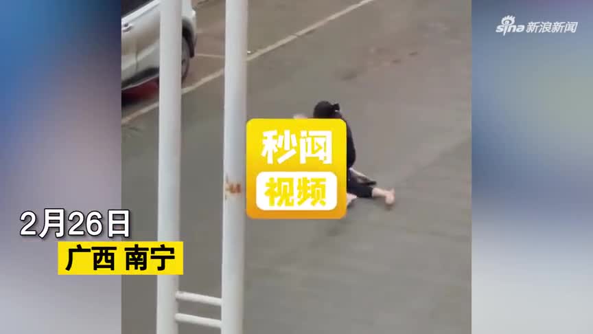 Chàng trai bị bạn gái đè ra giữa đường vả đôm đốp