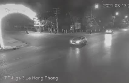 Tông vào đầu ô tô, 2 thanh niên văng lên không trung