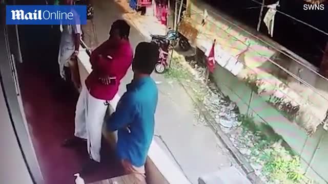 Ngã ngửa khỏi ban công, người đàn ông suýt chết