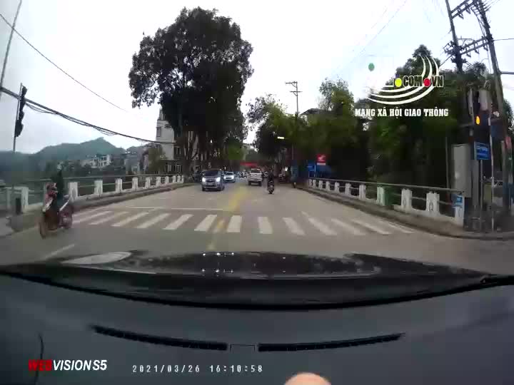 2 bé gái dắt tay nhau qua đường bị ô tô tông trúng