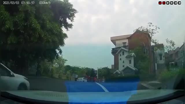 Ô tô mất lái tông văng người đi xe đạp rồi đâm thủng nhà dân