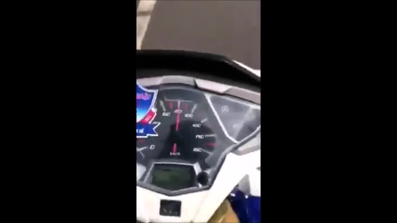 Clip: Người phụ nữ chạy xe máy 80km/h khi đang chở 4 em nhỏ