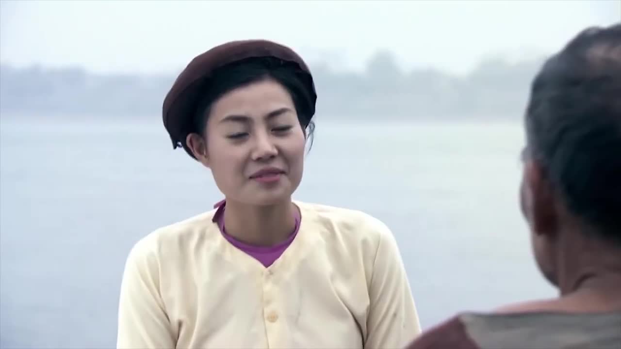 Cảnh cắt tóc bôi vôi, thả trôi sông vì chửa hoang trong phim Thương nhớ ở ai