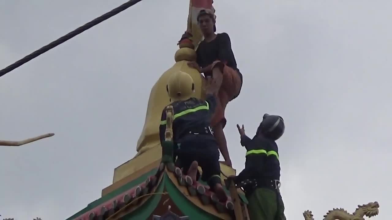 Clip: Nghẹt thở giây phút giải cứu thanh niên cố thủ trên nóc chùa