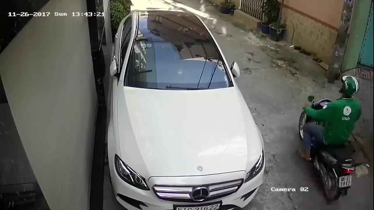 Clip: Ca sĩ Tố Ny bị trộm bẻ gương chiếu hậu xe Mercedes