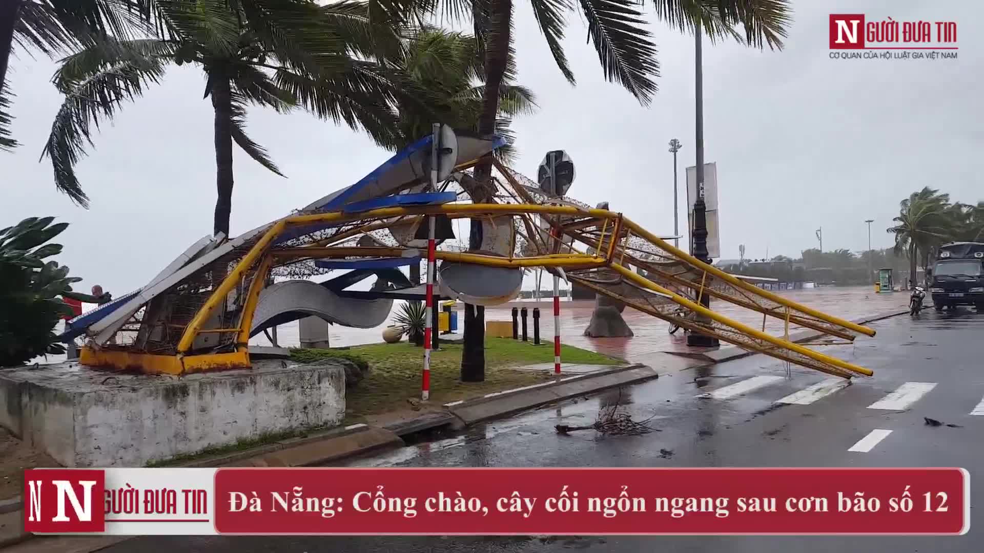 Clip: Đà Nẵng ngổn ngang cây cối, biển hiệu sau bão số 12