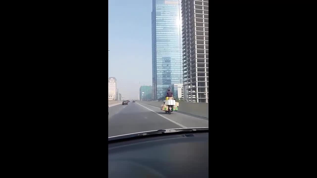 Clip: Hoảng hồn cảnh xe máy vô tư làm xiếc trên đường vành đai 3