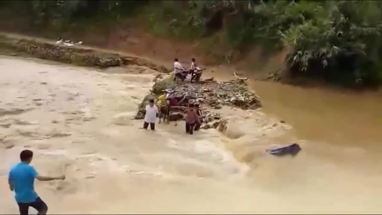 Clip: Nhiều thầy giáo 'liều mình' khiêng xe máy vượt lũ đến trường