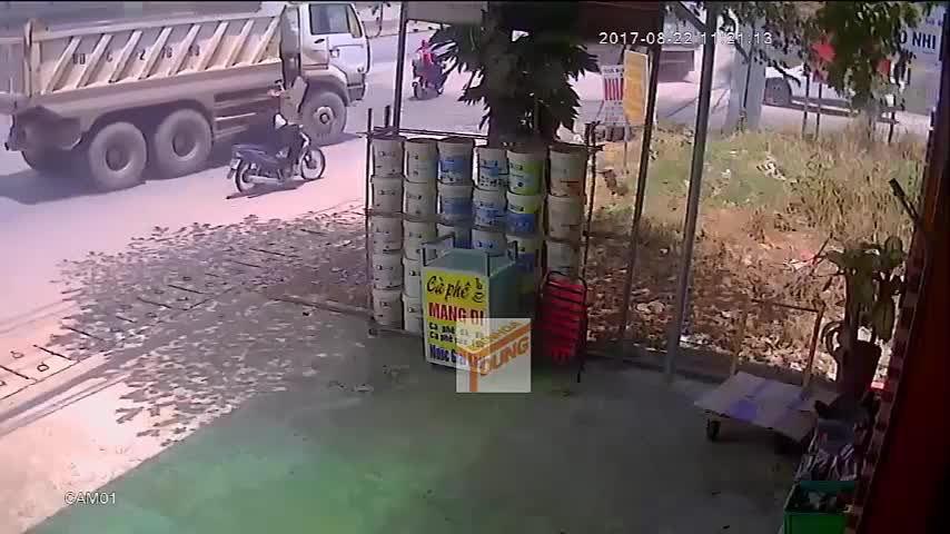 Clip: Cố vượt xe ben đang vào cua, nam sinh bị cuốn vào gầm