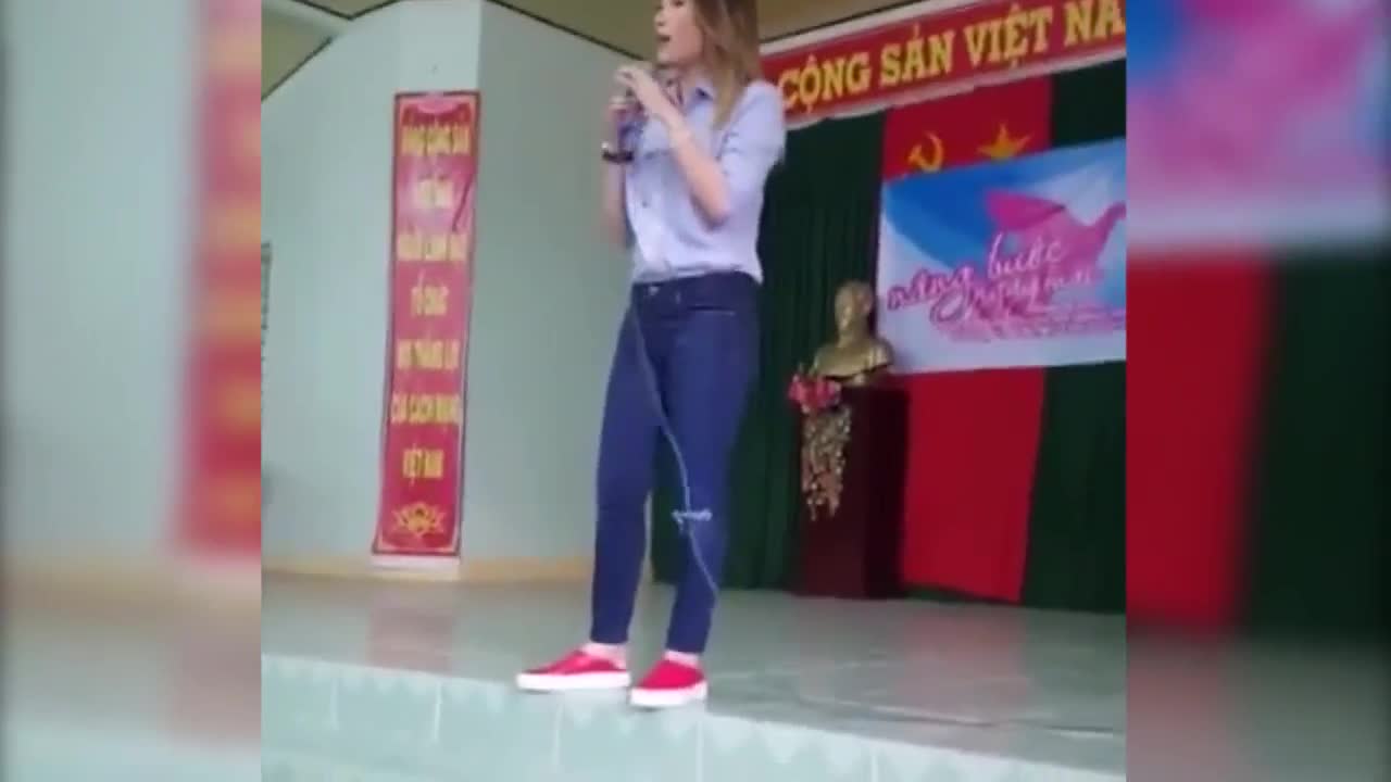 Clip: Mỹ Tâm nhảy phụ họa cho cụ bà hát Tôi là tôi gây sốt