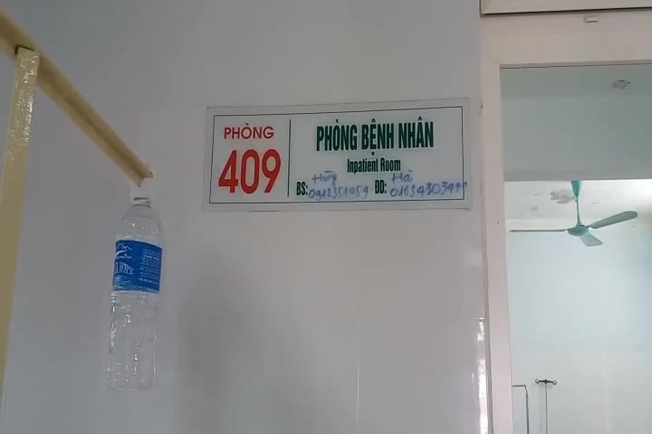 Rơi nước mắt cảnh em trai chăm anh trai chết não, mẹ tâm thần