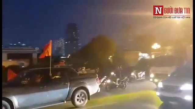 Clip: Đường Hà Nội kẹt cứng người hâm mộ ăn mừng chiến thắng của U23 Việt Nam