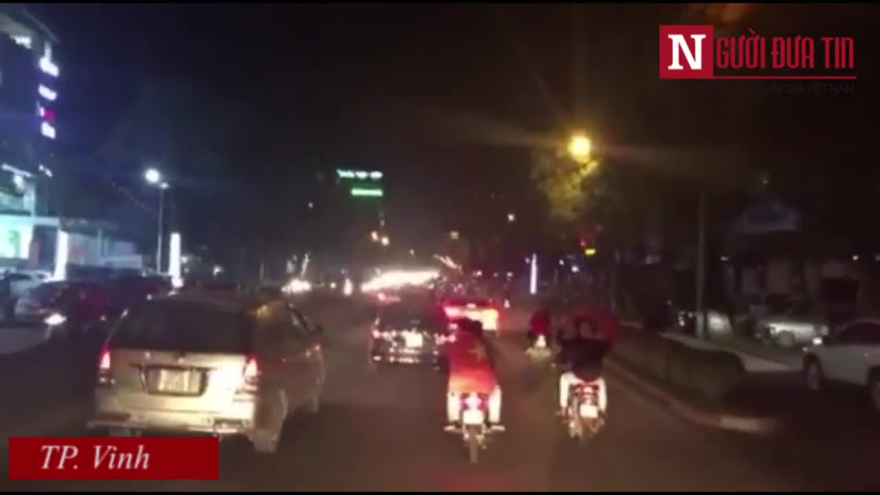 NHM thành Vinh đổ ra đường mừng chiến tích