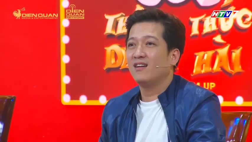 Cô gái trẻ ôm Trường Giang khóc nức nở khi vừa bước lên sân khấu