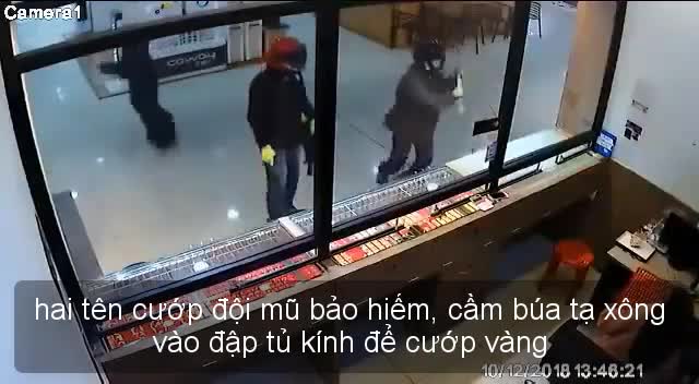 Cướp dùng búa tạ không đập nổi tủ kính, nhân viên tự nguyện dâng vàng