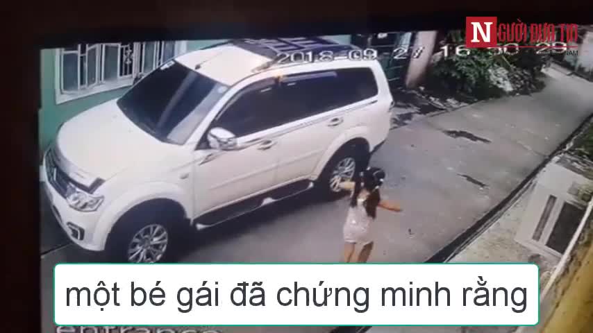 Cô bé 8 tuổi dũng cảm chặn 4 tên cướp có vũ trang