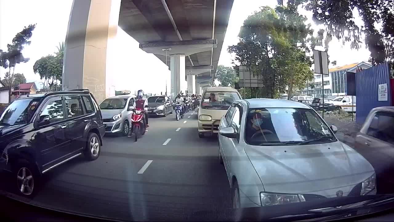 Cướp đập vỡ kính ô tô cướp túi xách ngay giữa phố