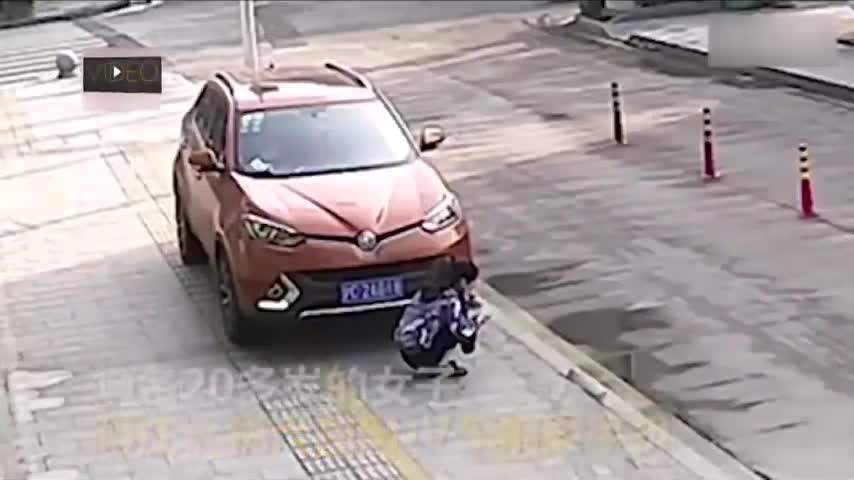 Mải dùng điện thoại trên vỉa hè, cô gái bị ô tô đâm suýt mất mạng