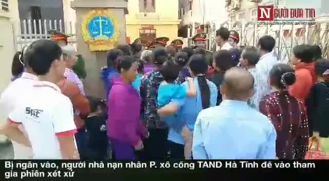 Video người nhà nam sinh bị tài xế cố tình cán chết xô cổng tòa án Hà Tĩnh