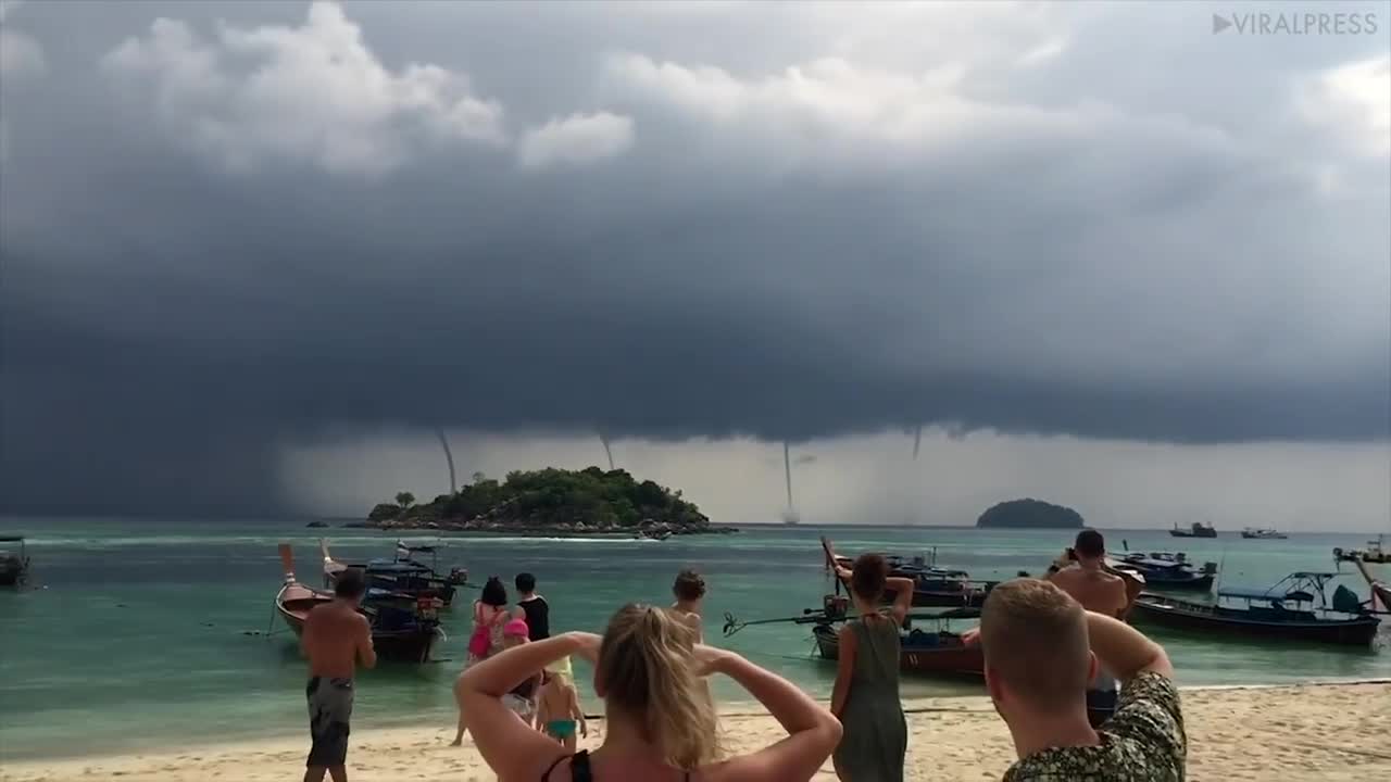 4 vòi rồng xuất hiện cùng lúc ngoài khơi biển Thái Lan