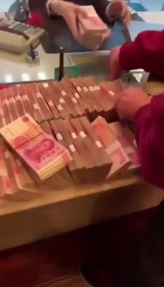 Đại gia chi 2,6 tỷ đồng rước chó “cơ bắp” siêu -khủng- về Việt Nam