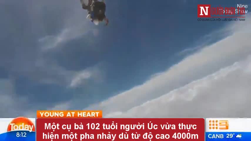 Cụ bà 102 tuổi nhảy dù từ độ cao 4.000m