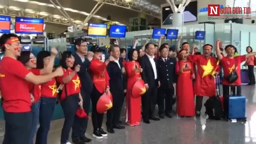 CĐV hừng hực khí thế trước giờ khởi hành