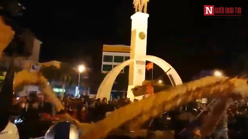 Múa rồng ăn mừng tại quảng trường chiến thắng Buôn Ma Thuột