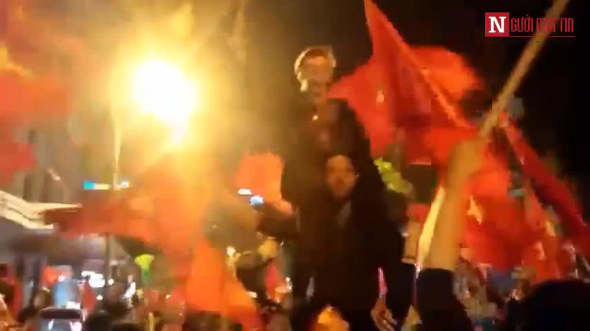 Cập nhật không khí ăn mừng tại khu vực Tràn Tiền [22:40]