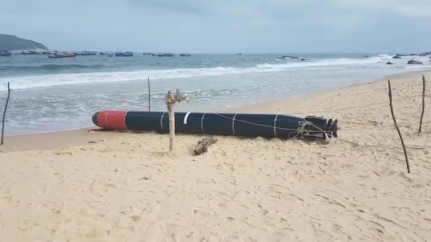 Phát hiện vật thể lạ giống ngư lôi dài gần 7 mét tại Phú Yên