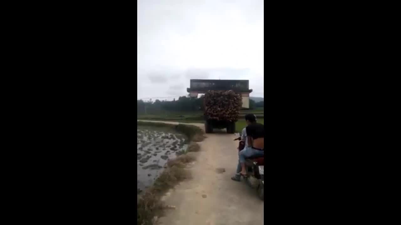 Bi hài cảnh xe tải cõng cổng làng chạy trên đường