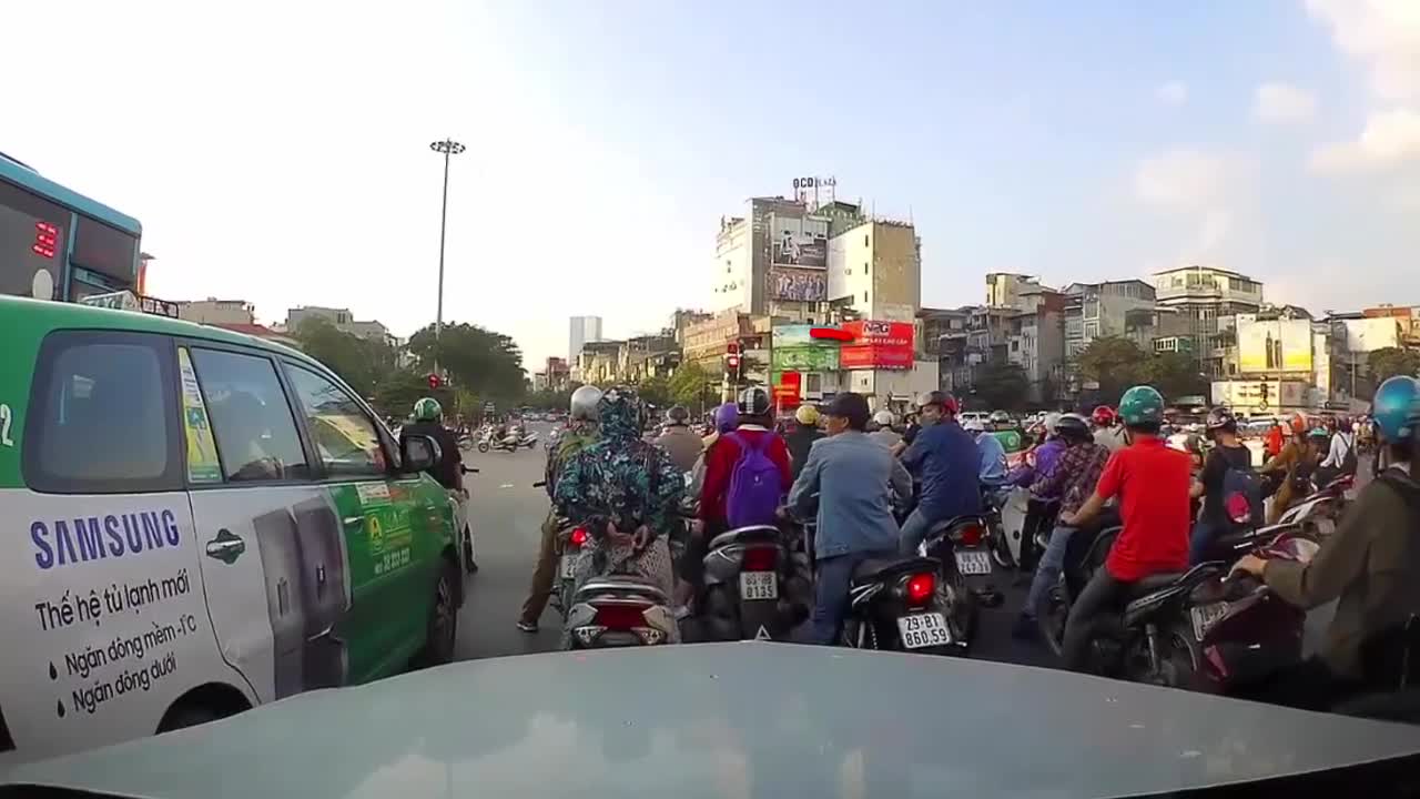 Phát hiện móc túi, tài xế ô tô nhanh trí bấm còi khiến kẻ gian bỏ cuộc