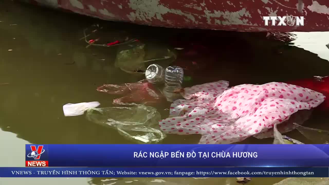 Ngày đầu khai hội, rác đã ngập bến đò chùa Hương