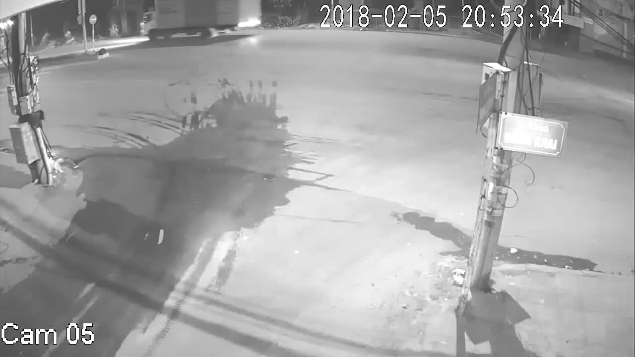 Clip: Xe máy biến dạng sau cú tông kinh hoàng vào đuôi ô tô