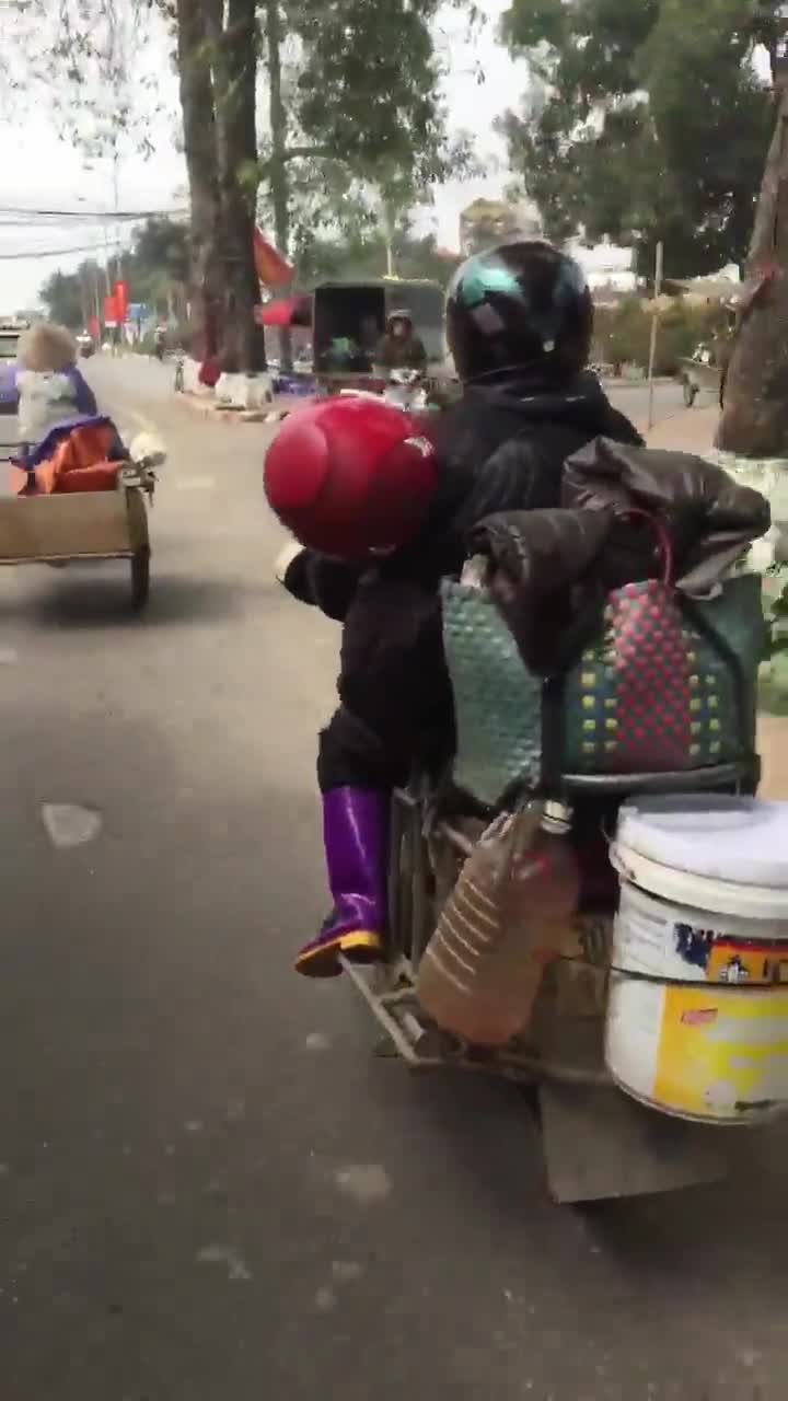 Chồng chở vợ ngủ gật trên xe máy khiến nhiều người thót tim
