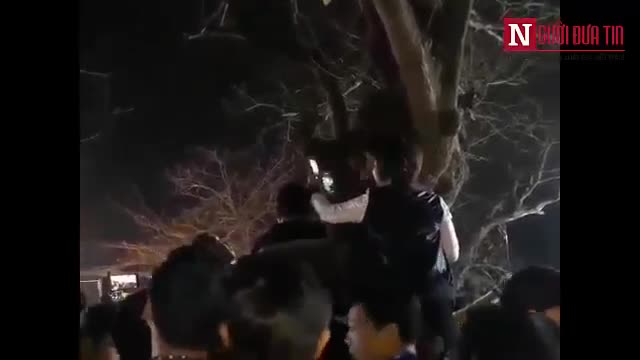 Clip: Biển người nối đuôi nhau vào lễ sau rước kiệu và khai ấn đền Trần 